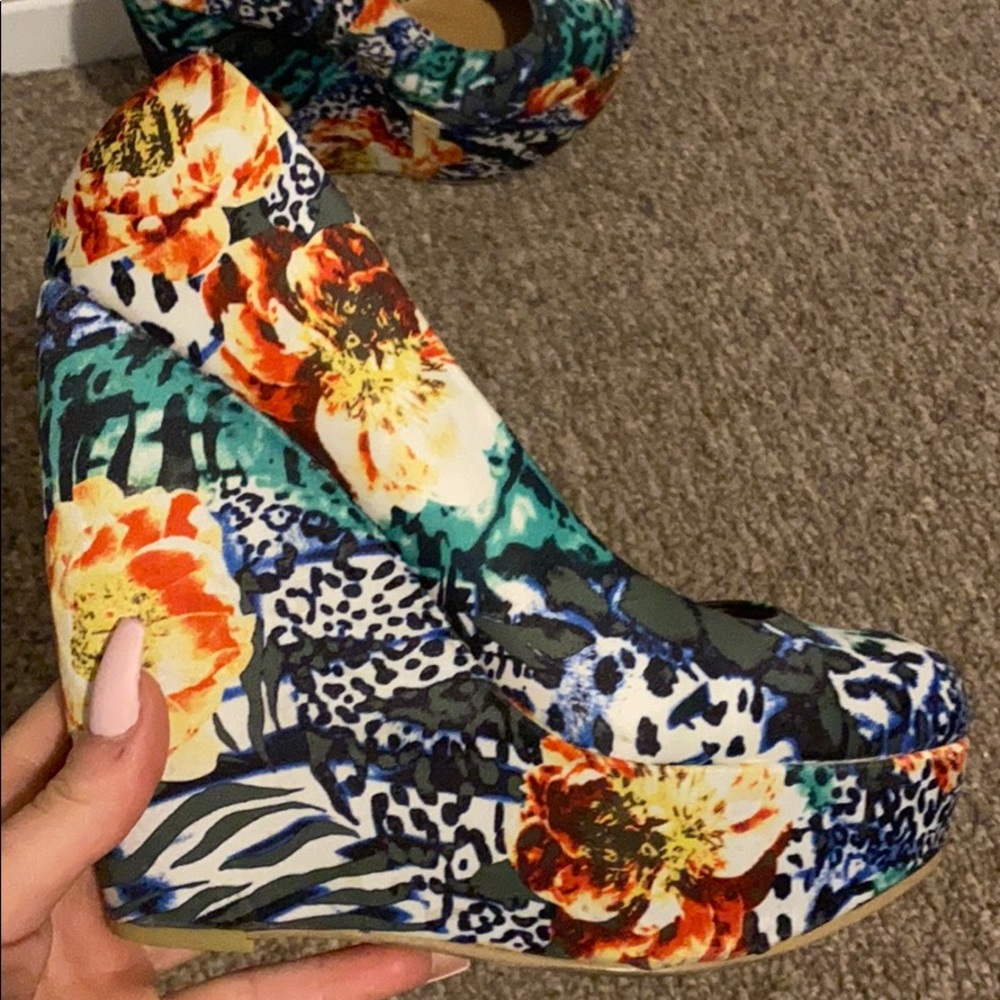 WOMENS SIZE 8 SPRING PUMPS